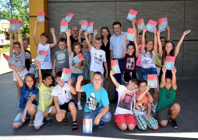 Hurra: Die Fürstenfelder Kinder halten endlich ihren Ferienpass in Händen und freuen sich auf viele Abenteuer. | Foto: KK