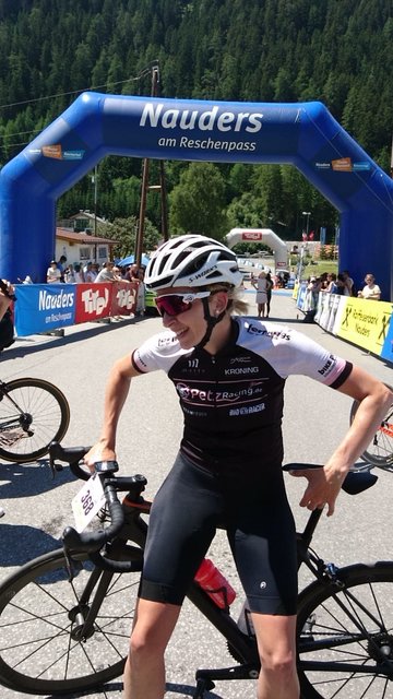 Annett Jalowi erleichtert im Ziel. Sie kam beim Dreiländergiro mit 5:57:34 Stunden als Siegerin bei den Damen ins Ziel. | Foto: Bikeclub Nauders