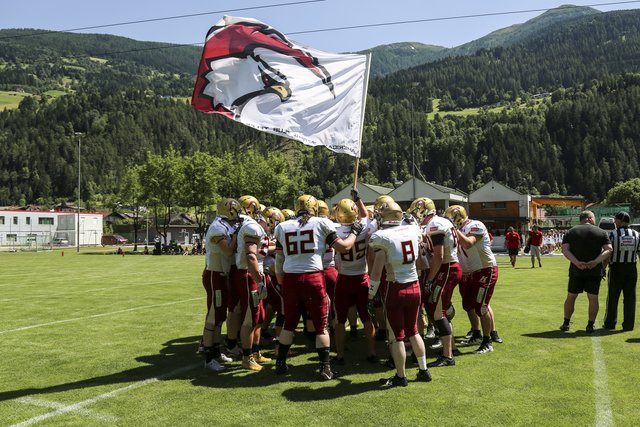 Hoch lassen die Patriots den Adler über den Sportplatz in Schönwies fliegen.