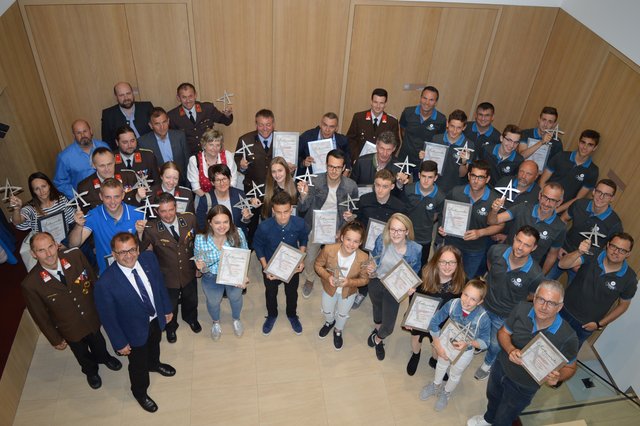 19 Einzelpersonen und sieben Mannschaften der unterschiedlichsten Disziplinen, wurden für ihre Leistungen im Jahr 2018 mit dem St. Marienkirchner Award ausgezeichnet. | Foto: Gemeinde St. Marienkirchen bei Schärding