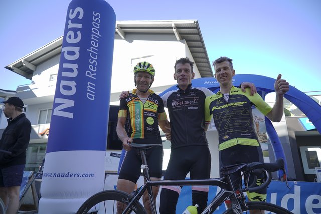 Die ersten Drei des Race Across The Alps lieferten sich bei tropischer Hitze ein spannendes Rennen. Platz 1 ging an Thomas Hoffmeister, Platz 2 holte sich Robert Berger vor Paul Lindner, der sich den dritten Rang eroberte. | Foto: TVB Tiroler Oberland