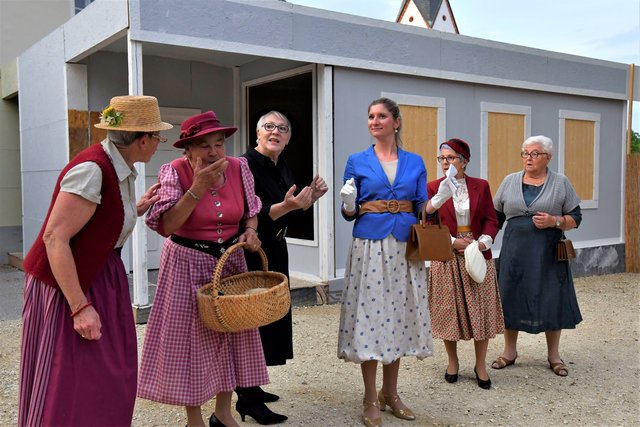 Insgesamt sind 60 Leute vor und hinter den Kulissen am Theaterstück beteiligt. 40 davon stehen als Darsteller auf der Bühne vor dem Pfarrhof in Rinkenberg | Foto: KK