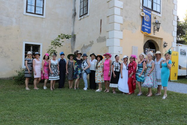 Diese Hutkreationen können sich sehen lassen. Die Kiwanis-Damen vor dem Schloss Alt-Kainach. | Foto: Lederer