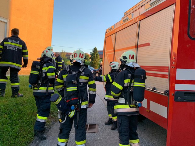 21 Feuerwehrleute mit vier Fahrzeugen standen bei einem Zimmerbrand in Hörmsdorf im Einsatz. | Foto:  FF Eibiswald