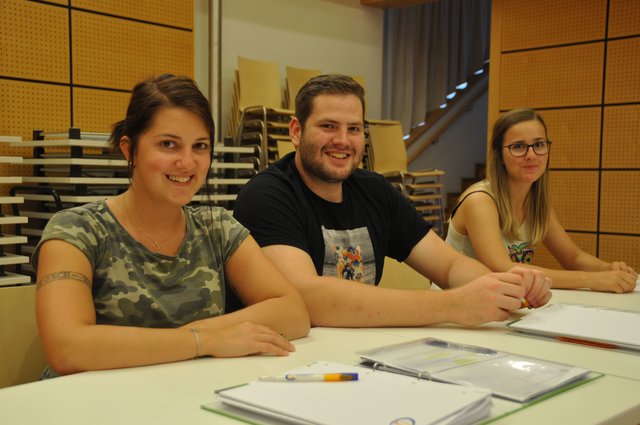 Die Projektleiter Sandra Empl und Andreas Foidl (Landjugend Niedernsill) sowie Sabrina Pirchner (Landjugend Rauris) holen sich Tipps für den Abschluss des Lehrganges.