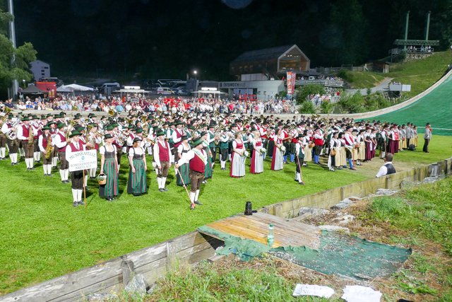 Fünf Kapellen füllen den Auslauf der Paul Außerleitner Schanze in Bischofshofen schon gewaltig an.