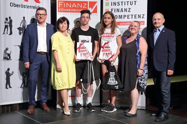 Sozial-Landesrätin Birgit Gerstorfer, Direktor-Stellvertreter Franz Molterer (Arbeiterkammer OÖ) und Ferdinand Herndler (Geschäftsführer der Schuldnerhilfe OÖ) sowie die AbsolventInnen des OÖ Finanzführerscheins vom Poly Perg mit Lehrerin Karoline Kögler. 
 | Foto: Land OÖ/Stinglmayr