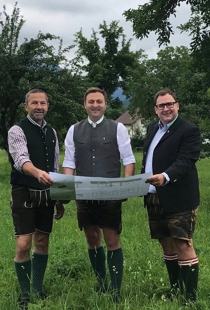 Arbeiten mit Bürgermeister Franz Eisl an der Umsetzung des Wohnprogramms für Einheimische: Vize Wolfgang Peham und GR Ronald Eichenauer (v.l.n.r.)