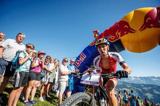 Ultra-Sieger Jochen Käß auf der Choralpe: Tour-de-France-Feeling mit großem Zuschauer-Spalier. | Foto: E. Haiden