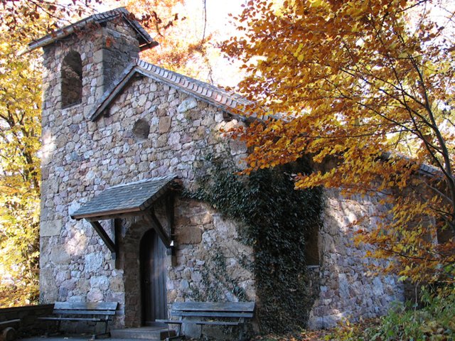 Eine Wanderung auf die Rottenburg bei Rotholz bietet ein etwas anderes Erlebnis, bei dem die Ruine erkundet werden kann | Foto: Anton Prock/Archiv meinbezirk
