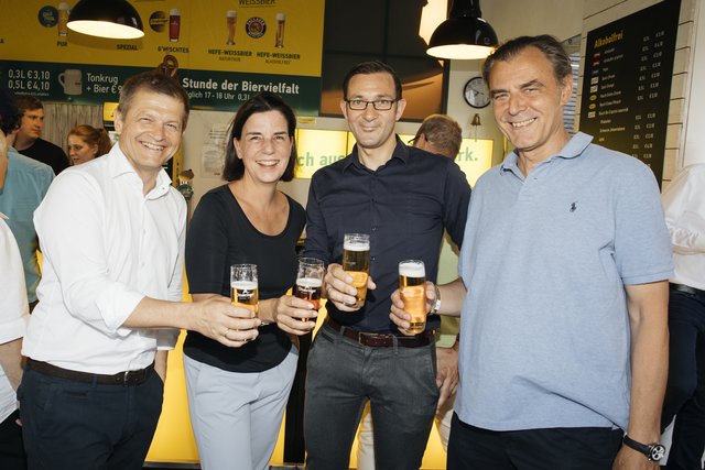 Angestoßen: Matthias Ortner, Christiane Wenckheim, Tobias Frank und Eugen Otto (v.l.). | Foto: Ottakringer Brauerei/Heinz Stephan Tesarek