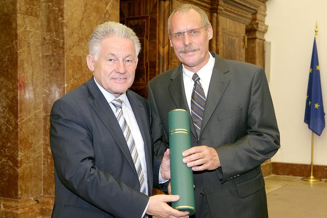 Michael Bittinger mit Alt-LH Josef Pühringer anlässlich der Verleihung des Titels Medizinalrat 2010. | Foto: Foto: Land OÖ