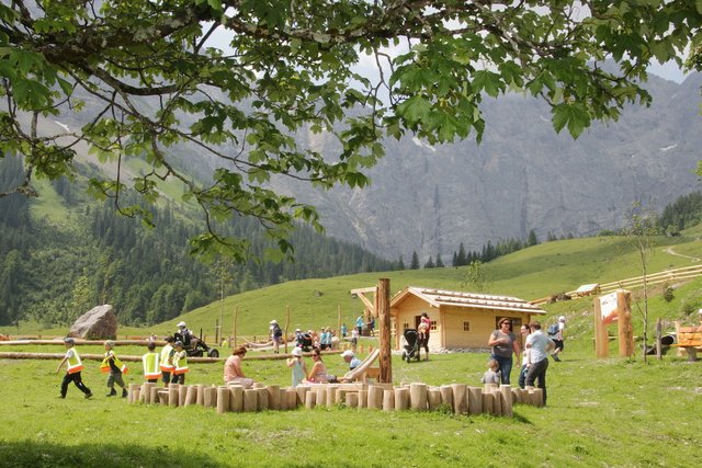 Der erst vor zwei Jahren völlig neu gestaltete Erlebnisspielplatz im Almdorf Eng hat für jeden etwas zu bieten | Foto: Dietmar Walpoth/Archiv meinbezirk