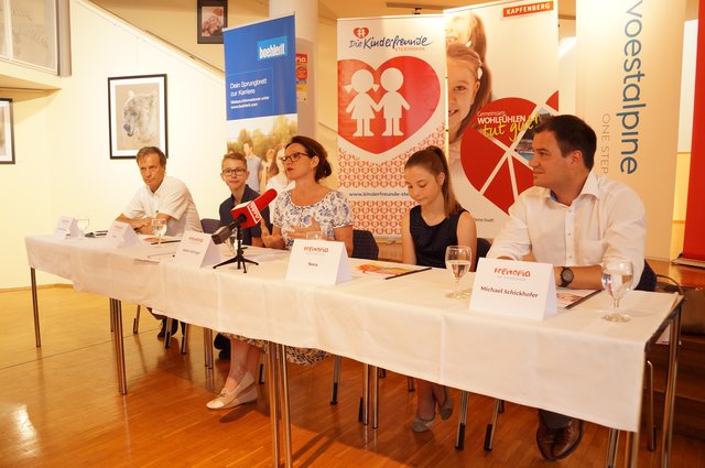 Pressekonferenz: Bgm. Fritz Kratzer, Stefan (Teilnehmer 2018), Kinderfreunde-Landesvorsitzende Alexia Getzinger, Nora (Teilnehmerin 2018) und LH-Stv. Michael Schickhofer.