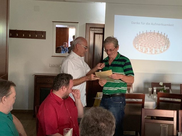Der Präsident (li) überreicht das Silberne Ehrenzeichen an Richard Karlhuber. | Foto: Markus Auinger