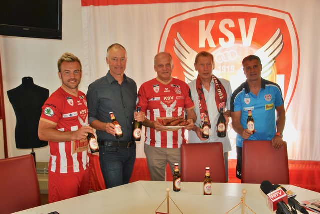 Die KSV-Führungsriege beim Verkosten von Jahrhundert-Bier, Jahrhundertwein und Jahrhundertbratwurst.