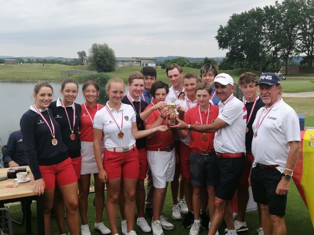 Die erfolgreichen Damen und Herren vom Golfclub Klagenfurt/Seltenheim auf der heimischen Anlage in Seltenheim