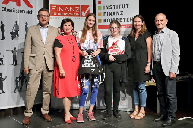 Auf dem Foto sind neben Sozial-Landesrätin Birgit Gerstorfer: Direktor-Stellvertreter Franz Molterer (Arbeiterkammer OÖ) und Ferdinand Herndler (Geschäftsführer der SCHULDNERHILFE OÖ) sowie AbsolventInnen des OÖ Finanzführerscheins in Vertretung ihrer Schule sowie eine Lehrkraft.