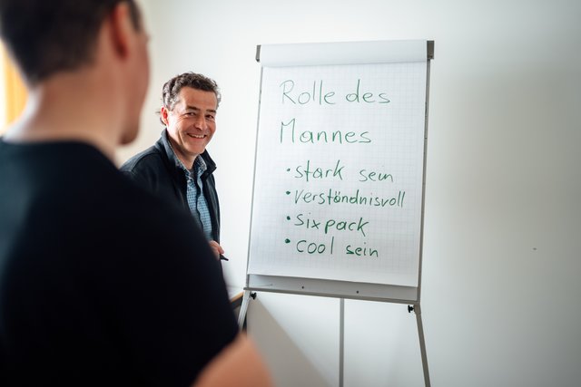 Männerberatung: Karlheinz Weidinger in einer (fürs Foto gestellten) Beratungssituation
