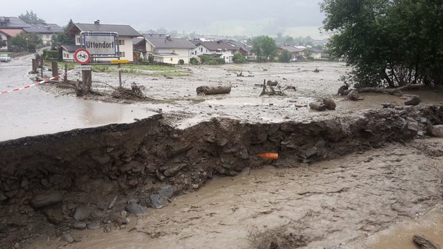 Uttendorf: Der Manlitzbach ist über die Ufer getreten. Es kam zu zahlreichen Schäden. Hier war zuvor eine Brücke.