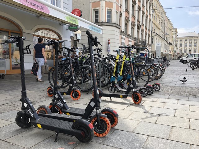 Der Hauptplatz ist ein Hotspot für Radfahrer. Die wenigen Abstellmöglichkeiten neben dem Alten Rathaus reichen nur selten aus. Räder und Scooter wuchern in alle Richtungen. Antwort Büro Hein: Weiterer Radständer wird aufgestellt | Foto: privat