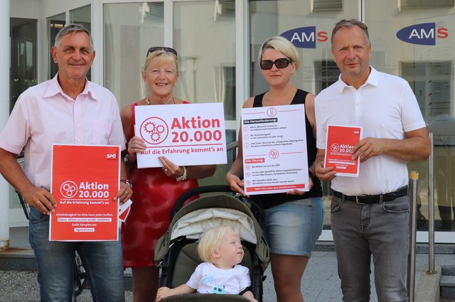 Großen Zuspruch bekam die Verteilaktion der SPÖ zur "Aktion 20.000" vor der AMS-Regionalstelle Schärding. Viele Interessierte informierten sich über die Beschäftigungsinitiative für Langzeitarbeitssuchende über 50 Jahren.