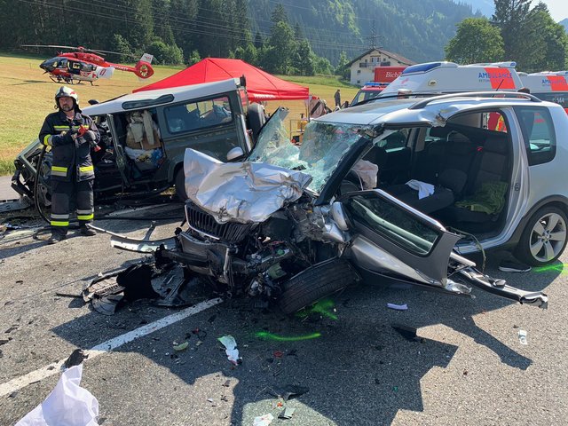 Bei dem Zusammenstoß der beiden Autos in Bichlbach wurden die Lenker schwer verletzt. | Foto: Zoom Tirol