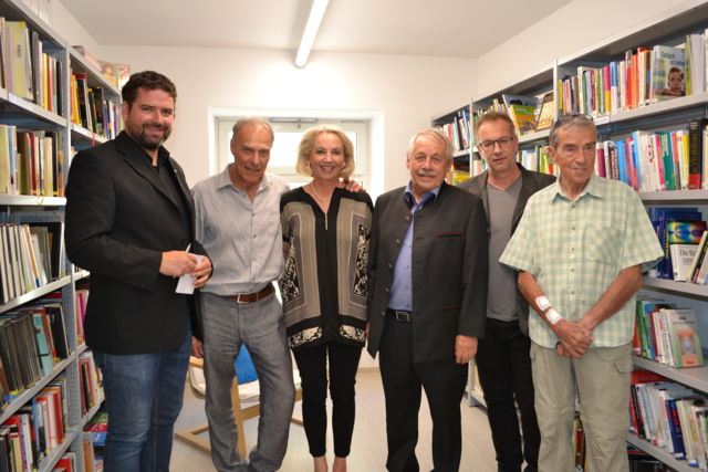 Ausstellungseröffnung: Vizebgm. Peter Vöhl, Nino Malfatti, Bibliotheksleiterin Tina Köll, Karl Gabl, Bgm. Wolfgang Jörg und Dr. Ljubanovic. | Foto: Nina Schrott