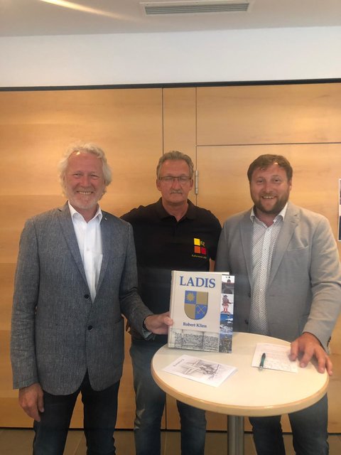 Peppi Spiss, Armin Klien und Bürgermeister Florian Klotz bei der Vernissage. | Foto: Gemeinde Ladis