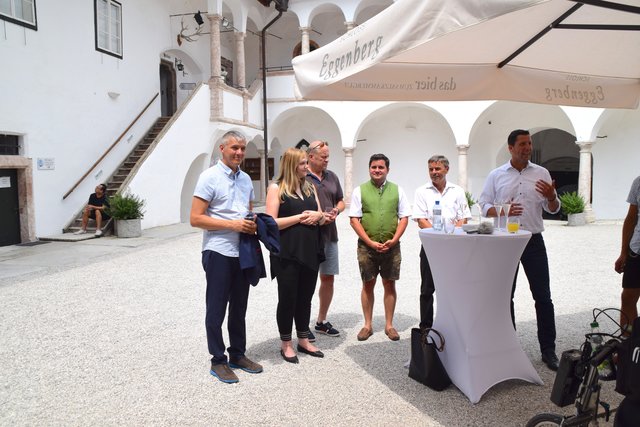 Die Bürgermeister der vier Traunseegemeinden begrüßen die Gäste der Vernetzungsfahrt „Barrierefrei am Traunsee“ und bekennen sich zur Bedeutung des Themas „Barrierefreiheit“ in ihren Gemeinden
vlnr: Markus Siller, Bürgermeister von Ebensee, NAbg. Elisbath Feichtinger, Bürgermeisterin von Altmünster, Josef Leitner, Vizebgm. von Altmünster, Christoph Schragl, Bürgermeister von Traunkirchen, Franz Spießberger, Vizebürgermeister von Altmünster und Stefan Krapf, Bürgermeister von Gmunden