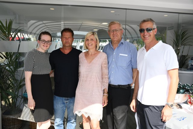 Vorsitzender Friedrich Bernhofer gratuliert den Familien Wurm und Noé zur Idee, Til Schweiger ins Boot zu holen. V. l.: Franziska Wurm-Lallinger, Til Schweiger, Margit Noé, Friedrich Bernhofer, Florian Noé.