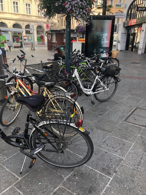 Wenig Platz bietet der stets überfüllte Radständer auf dem Taubenmarkt. Antwort Büro Hein: Errichtung von drei kleinen Radständern | Foto: privat