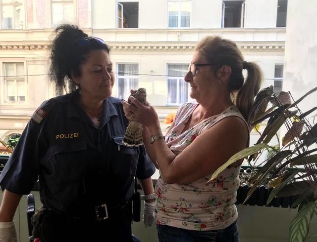 Grätzelpolizistin Andrea Prosenbauer mit der hilfsbereiten Josefstädterin.