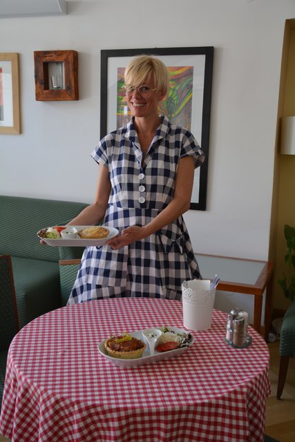 Ursula Zechner präsentiert ihre Pasteten-Kreationen in Neubruck. | Foto: Roland Mayr