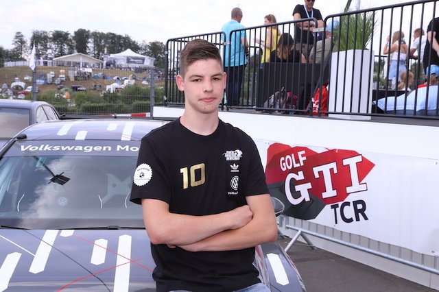 Neuer Look: Loris Prattes im Outfit von Max Kruse Racing mit Kruses Rückennummer 10