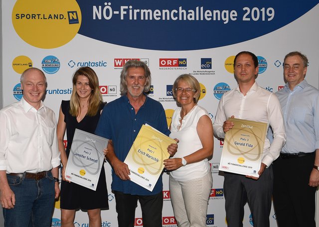 Sportlandesrätin Petra Bohuslav, WKNÖ Vizepräsident Christian Moser, Ecoplus Geschäftsführer Helmut Miernicki mit den Siegerfirmen in der Kategorie "EPU". | Foto: NLK Reinberger