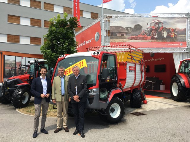 Präsentierten den neuen "Unitrac": David, Hermann und Stefan Lindner (v.l.) | Foto: Lindner