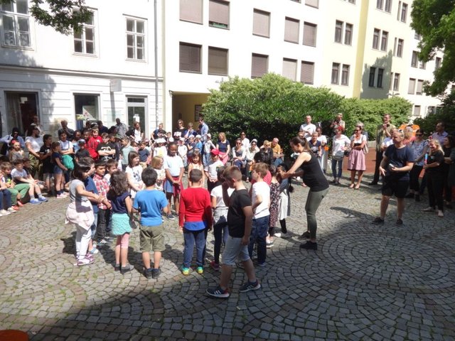 Die Volksschüler sangen Lieder und führten ein Rollenspiel vor.