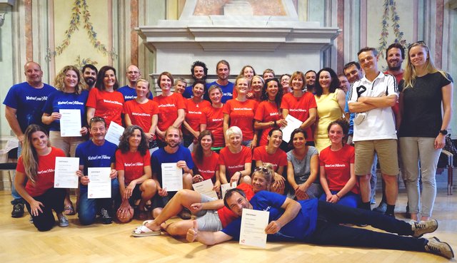 Freuten sich mit den 35 neu zertifizierten NaturführerInnen mit“: LTVPin Stephanie Jicha, (1.v.r.), stellvertretende Landesumweltanwalt Walter Tschon (3.v.r.), Naturpädagogischer Leiter von Natopia Wolfgang Bacher (4.v.r.) und Naturschutzlandesrätin LHStvin Ingrid Felipe
 | Foto: Land Tirol/Rosner