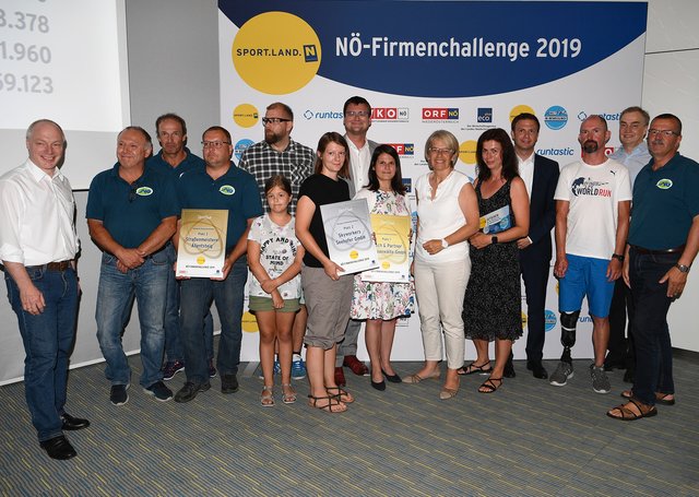 Sportlandesrätin Petra Bohuslav, WKNÖ Vizepräsident Christian Moser, Ecoplus Geschäftsführer Helmut Miernicki mit den Siegerfirmen in der Kategorie "Kleinunternehmen". | Foto: NLK Reinberger