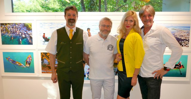 Thomas Bertagnolli (Wissenschaftlicher Leiter Museum Tiroler Bauernhöfe), Laudator Dr. Martin Seiwald (Obmann "Kramsacher Kunstfreunde") und die Kramsacher Weltreisenden Lidiya und Juergen Pfauth bei ihrer Vernissage "Menschen, Augenblicke, Landschaften" im Bauernhöfemuseum. | Foto: Haun