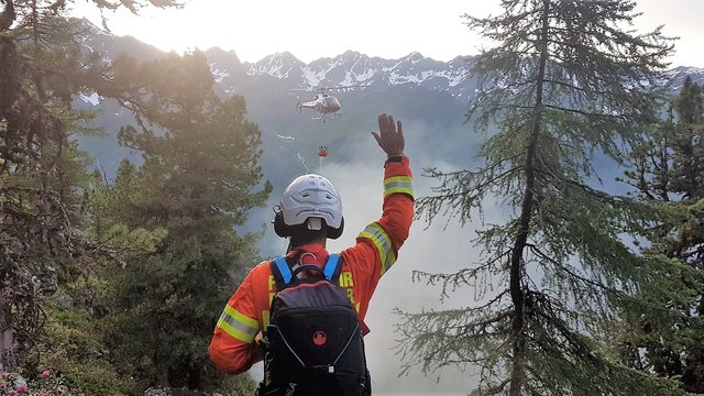 Neben 60 Feuerwehrleuten aus Kappl und Landeck war bei der Brandbekämpfung auch ein Hubschrauber im Einsatz.