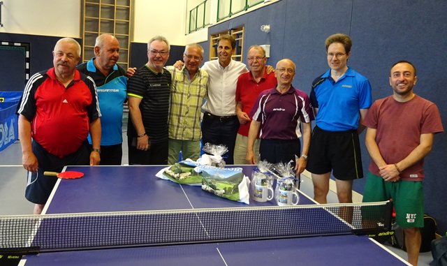 Organisator Martin Weicker und TTV-Obmann Gernot Schwaiger inmitten der Tischtennisteams aus Cottbus und Kirchdorf. | Foto: TTV Kirchdorf