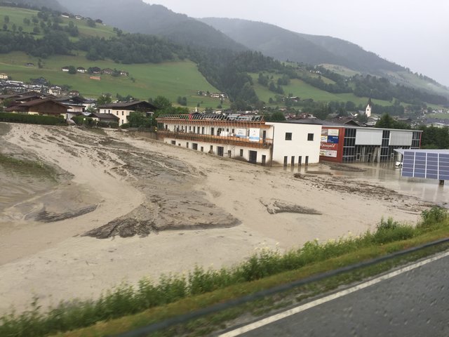 Unterhalb des Uttendorfer Gewerbegebietes laufen die Durchläufe unter der Bundesstraße durch, die sind jedoch alle voll. Zwischen den Gleisen und der Bundesstraße staut es sich; dort wird eine spezielle Hochleistungspumpe eingesetzt.