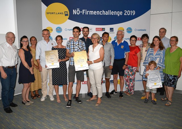 Sportlandesrätin Petra Bohuslav, WKNÖ Vizepräsident Christian Moser, Ecoplus Geschäftsführer Helmut Miernicki mit den Siegerfirmen in der Kategorie "Kleinstunternehmen". | Foto: NLK Reinberger