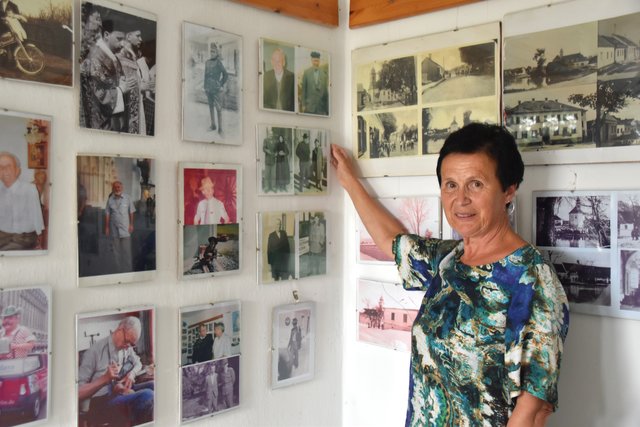 Irma Zsifkovits, die ehemalige Direktorin der Volksschule, in der "Mala Galerija", der kleinsten Galerie des Burgenlandes.