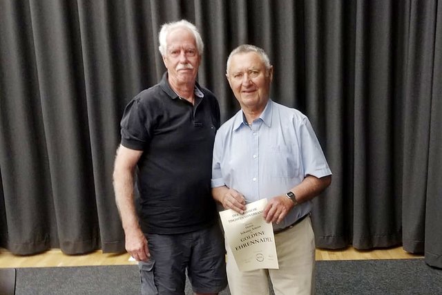 Hans Amon (r.) wurde von StTTV-Präsident Wolfgang Heimrath für sein Lebenswerk geehrt. | Foto: KK