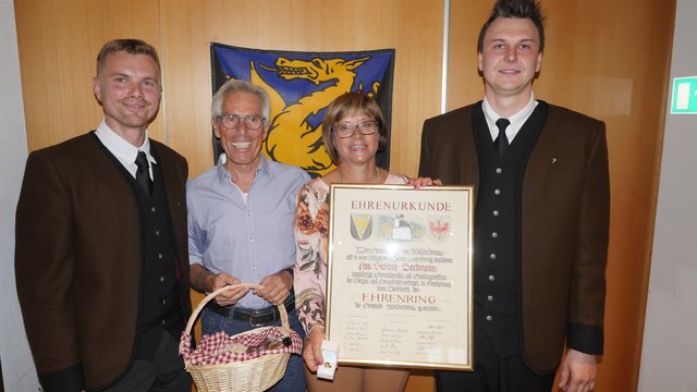Sabine Bachmann bekam den Ehrenring der Gemeinde Wildschönau verliehen, ihr Gatte Dr. Michael Bachmann (mit Korb) hat schon einen. | Foto: Silberberger
