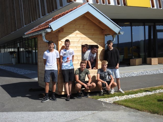 Die Schüler der PTS Gleisdorf vor und in ihrem selbst gebauten Spielhaus.