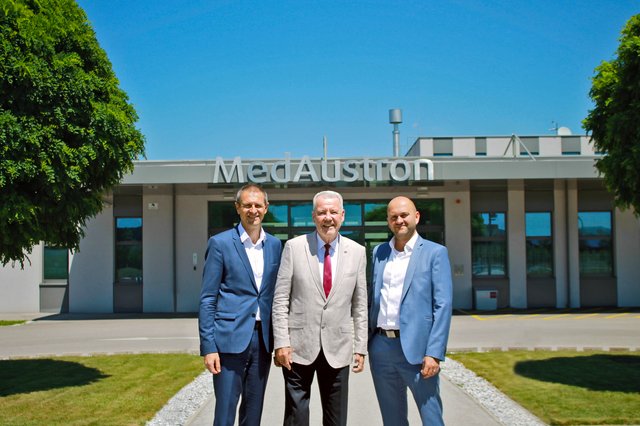 v.l.n.r.: DI Alfred Zens, MBA (Geschäftsführer MedAustron), Mag. Klaus Schneeberger (Bürgermeister Wiener Neustadt und Aufsichtsratsvorsitzender FHWN), Mag.(FH), Mag.iur. Peter Erlacher (COO der FH Wiener Neustadt). | Foto: MedAustron